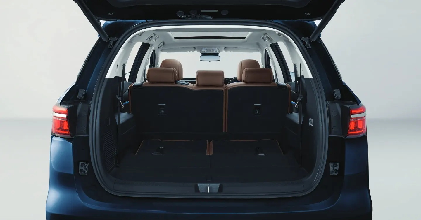 BYD M6 Flat Floor Storage
